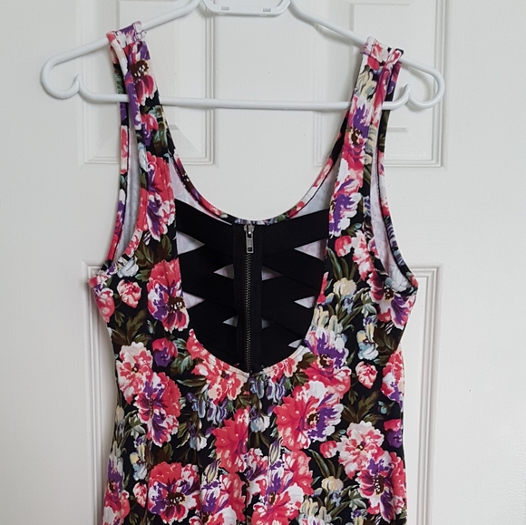 Material Girl - Fitted Floral Dress - Picture 5 of 5